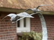 Liberte-vrijheid is een bronzen beeld van twee zwaluwen op topsnelheid | bronzen beelden en tuinbeelden, figurative bronze sculptures van Jeanette Jansen |